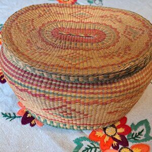 Vintage oval lidded sweetgrass basket.